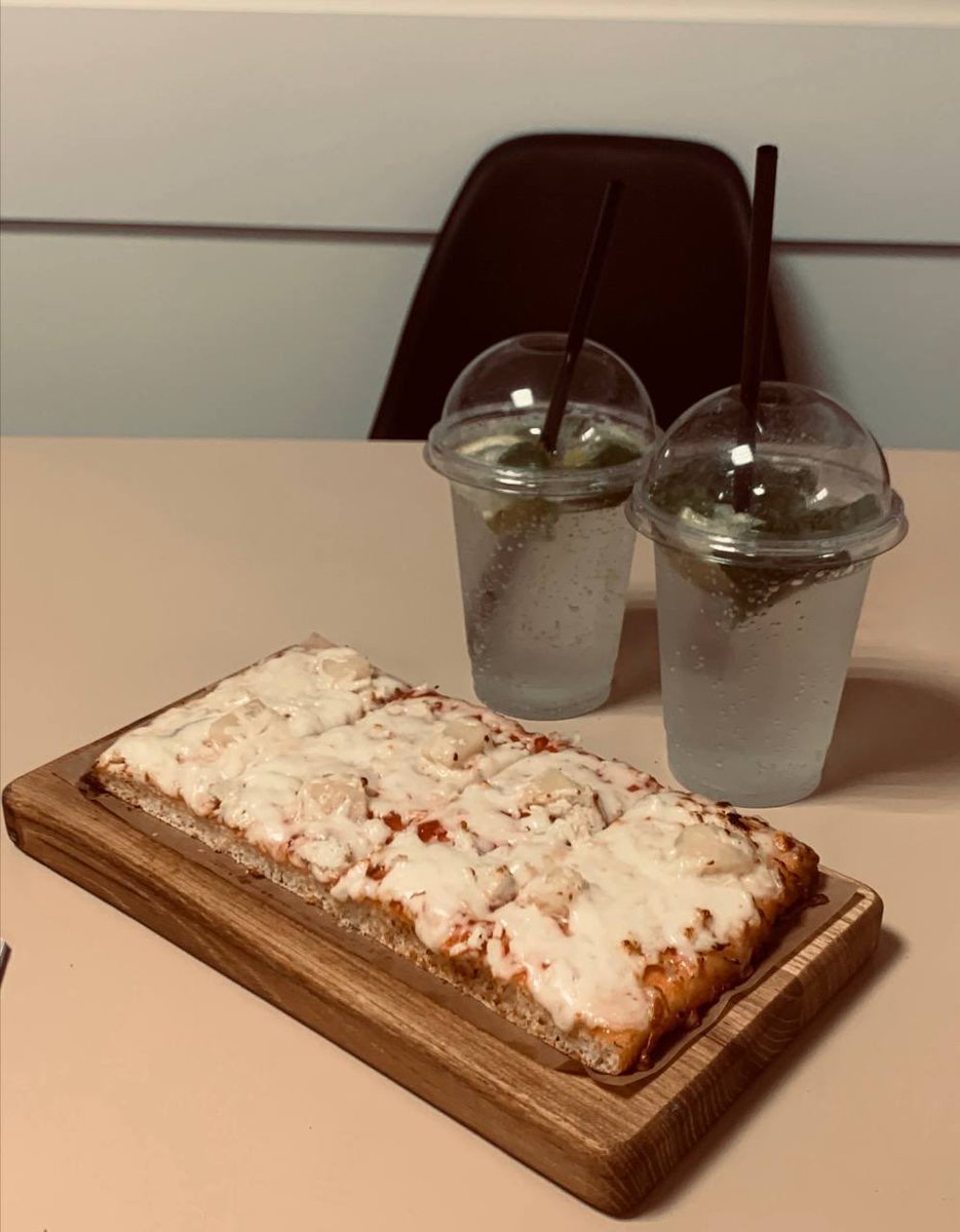 RedMariiya's tweet photo. бежали сбивая всех с ног чтобы поесть эту вкуснятину https://t.co/VtKEkDAeuV
