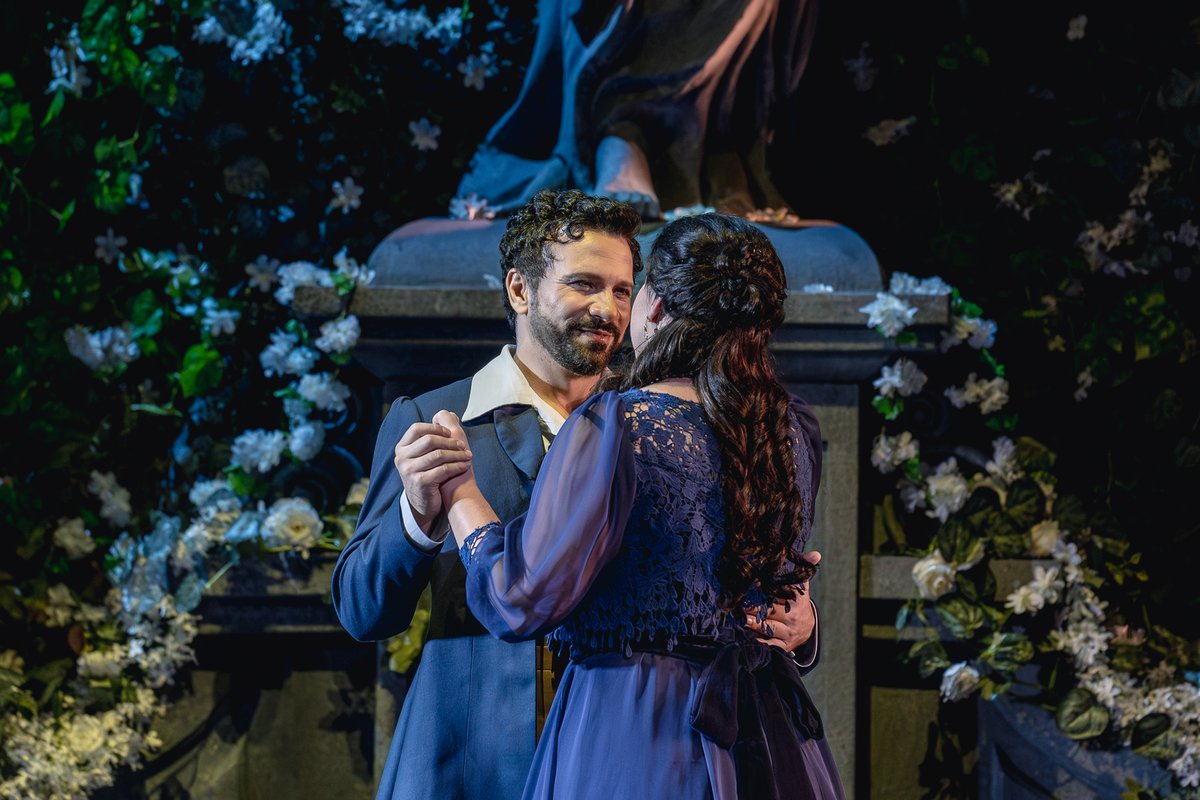 MunicipaldeStgo's tweet image. Galería 📸 | Werther: cumbre del romanticismo 💌
Inspirada en Las penas del joven Werther, del movimiento Sturm und Drang, esta ópera lleva al límite las emociones, tanto lírica como dramáticamente.
📅 Hasta el 11 de octubre
🎫 Entradas en boleterías y municipal.cl