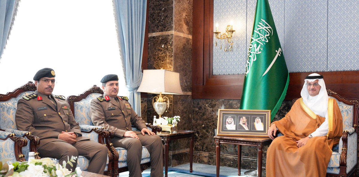 استقبل صاحب السمو الملكي الأمير #سعود_بن_طلال بن بدر محافظ #الأحساء ، بمكتب سموّه بمقر المحافظة ، اليوم " الاربعاء " ، مدير مكافحة المخدرات بالمنطقة الشرقية العميد فيصل بن مقعد العتيبي، يرافقه مدير مكافحة المخدرات بمحافظة الأحساء العميد عبدالله بن فايز آل منيع.

 واستمع سموّه