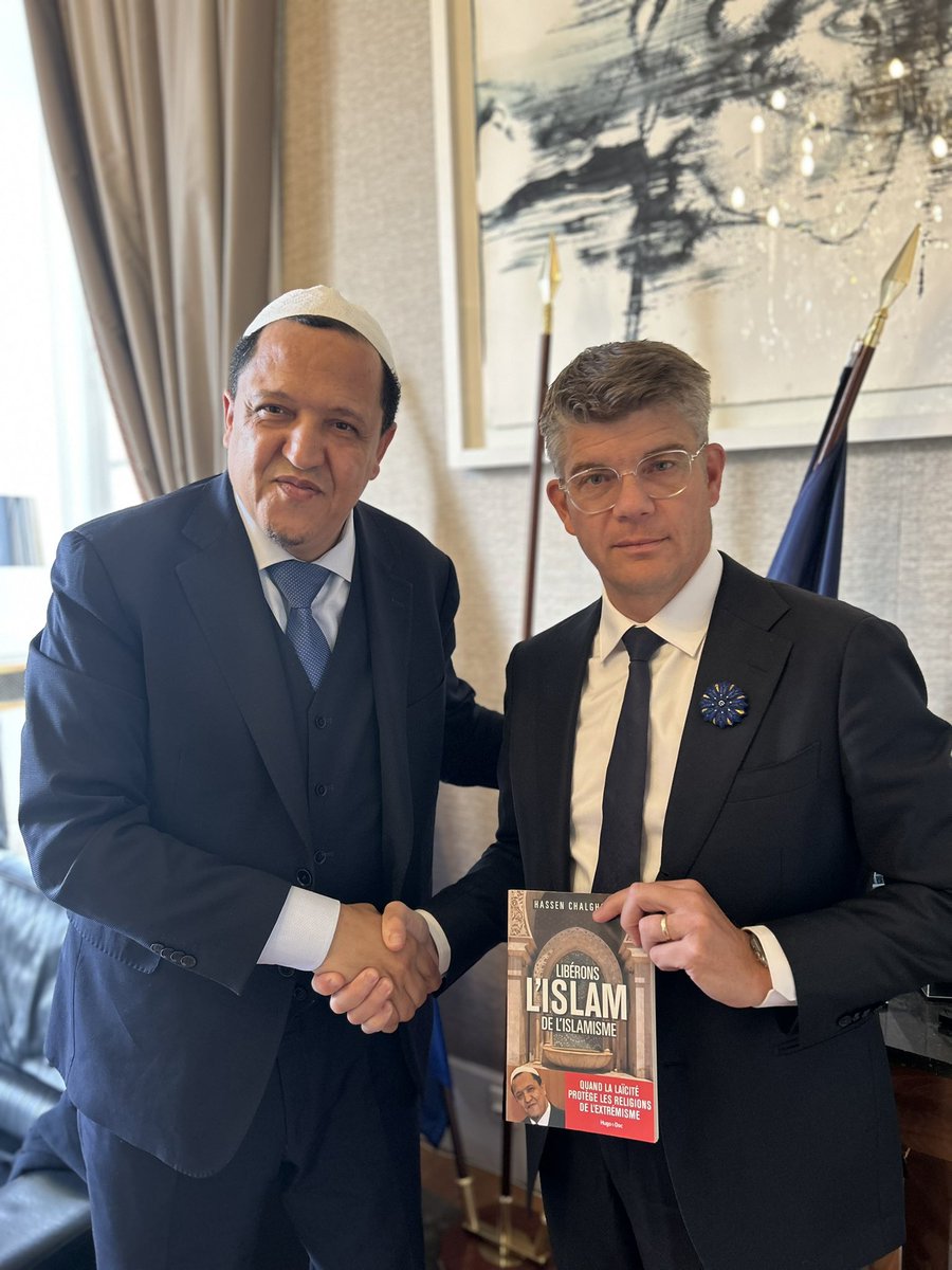 🤝 Rencontre au Sénat avec <a href="/cperrin90/">Cédric Perrin</a> M. Cédric Perrin, président de la Commission des affaires étrangères, de la défense et des forces armées.
Un homme d’engagement et de valeurs.

Nous avons échangé autour de sujets essentiels pour notre République : la défense de nos valeurs,