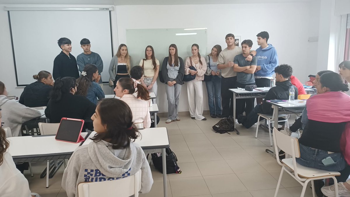 efaacancela's tweet photo. ✨ #ErasmusDays en EFA A Cancela ✨
Hoy vivimos una jornada increíble junto a nuestras estudiantes alemanas de prácticas en Pontereas y A Cañiza. 💫
👉 Empezamos con un divertido Meet and Greet y un Kahoot lleno de risas https://t.co/i1XvMSnuTz