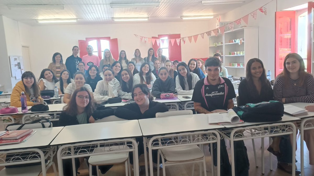 ✨ #ErasmusDays en EFA A Cancela ✨
Hoy vivimos una jornada increíble junto a nuestras estudiantes alemanas de prácticas en Pontereas y A Cañiza. 💫
👉 Empezamos con un divertido Meet and Greet y un Kahoot lleno de risas