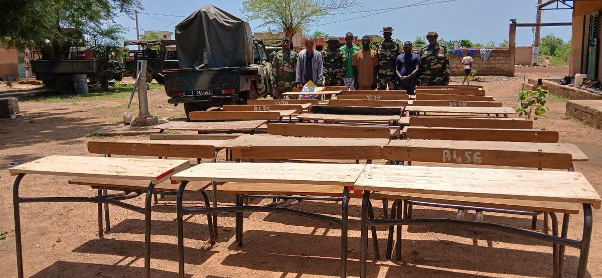 CHEFDIRPA's tweet photo. PRÉPARATION RENTRÉE SCOLAIRE: LE LYCÉE ET L’ÉCOLE PRIMAIRE DE DIBOLI FULBE (KIDIRA) SOUTENUS PAR LES MILITAIRES. 
Les éléments de la Zone militaire N4 ont mené ce jour une petite action civilo-militaire qui a permis de rénover toutes les tables-bancs détériorées de l’école primaire, de vider les fosses sceptiques et de
désherber le lycée de DIBOLI FULBE, pour accompagner les populations de cette localité frontalière dans les préparatifs de la rentrée scolaire. 
@MFASenegal @M_M_Guirassy