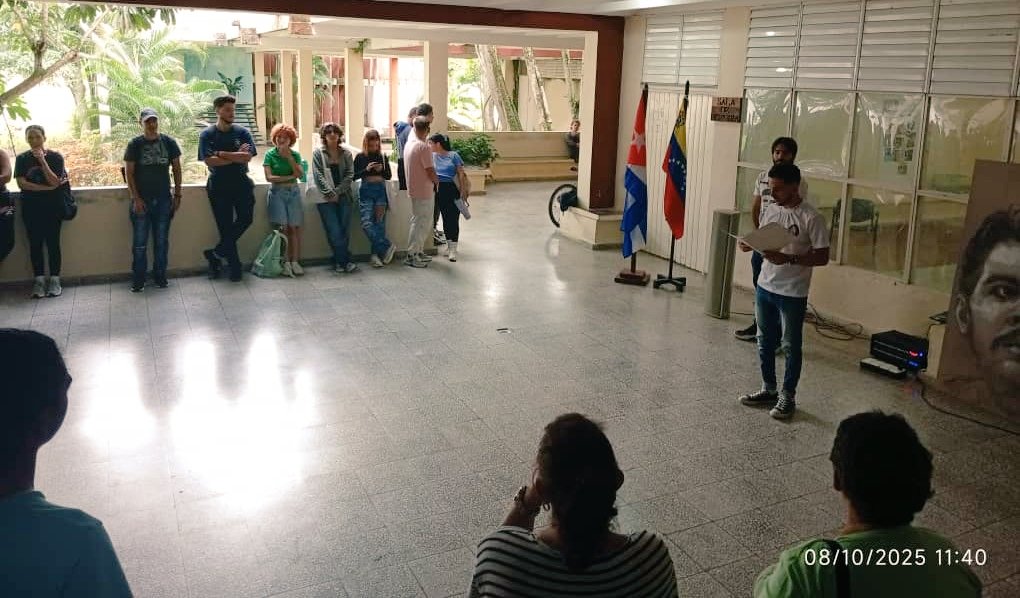 FEM_UCLV's tweet photo. Rendimos homenaje al Guerrillero Heroico, el Che, recordando que su legado no es solo un camino físico, sino una brújula de dignidad y compromiso que seguimos transitando.
#UCLVNuestra
#Cuba #HastaLaVictoriaSiempre https://t.co/Up2MG55YqT