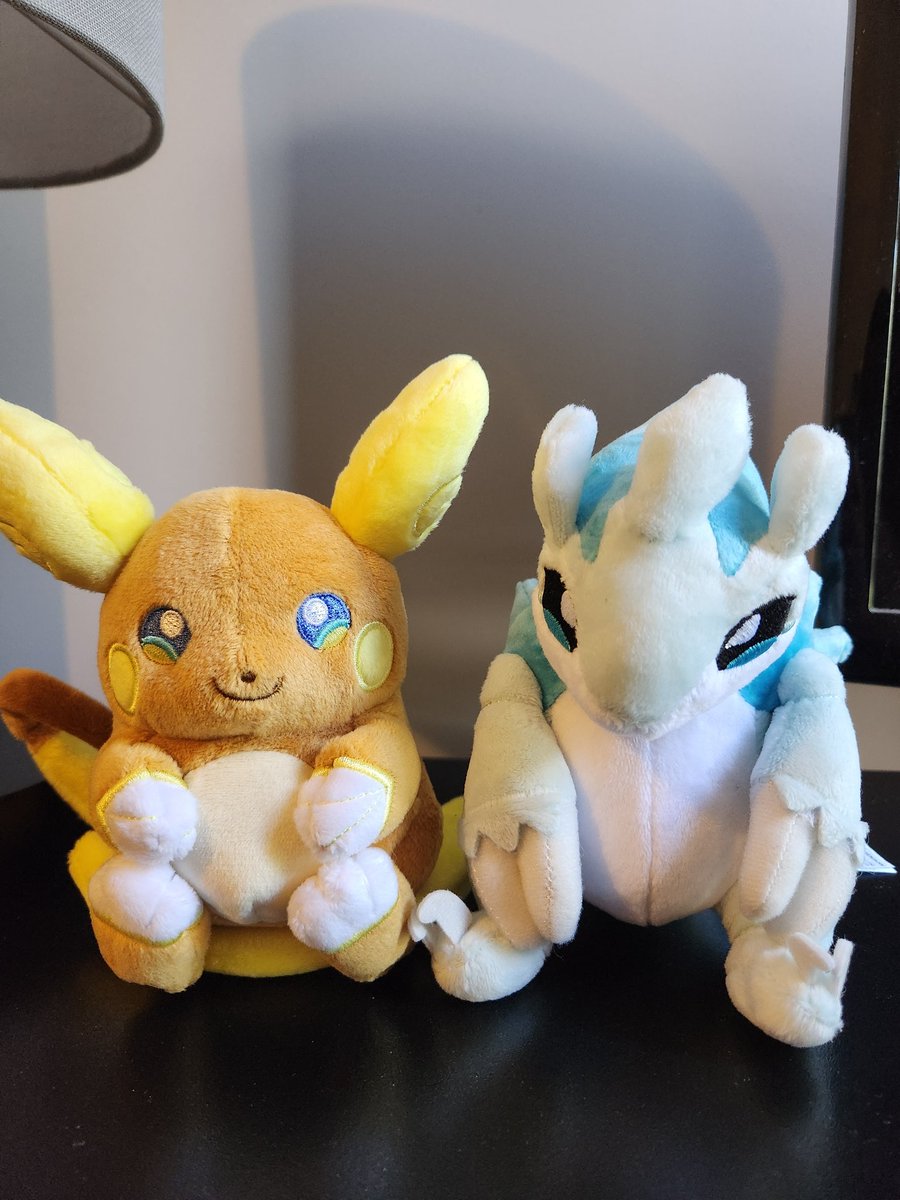 Db1322's tweet image. Today's my 34th birthday and 5 years later I've been gifted Alolan Raichu and Alolan Sandslash by the same friend to go along with the originals.