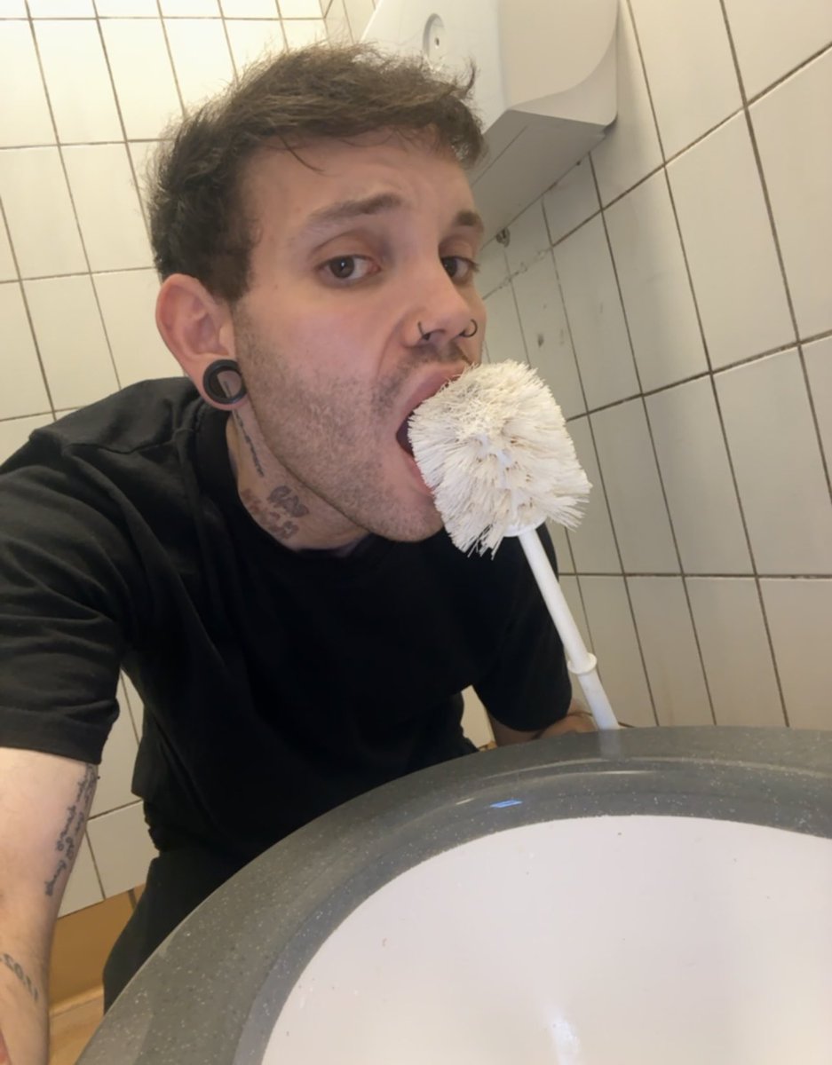 Redbull_italy's tweet photo. Slave finds a use as a toilet brush holder (and cleaner) 🚽  
( 📷 @DirtyPublicPig  ) https://t.co/drgWA4Tgkx