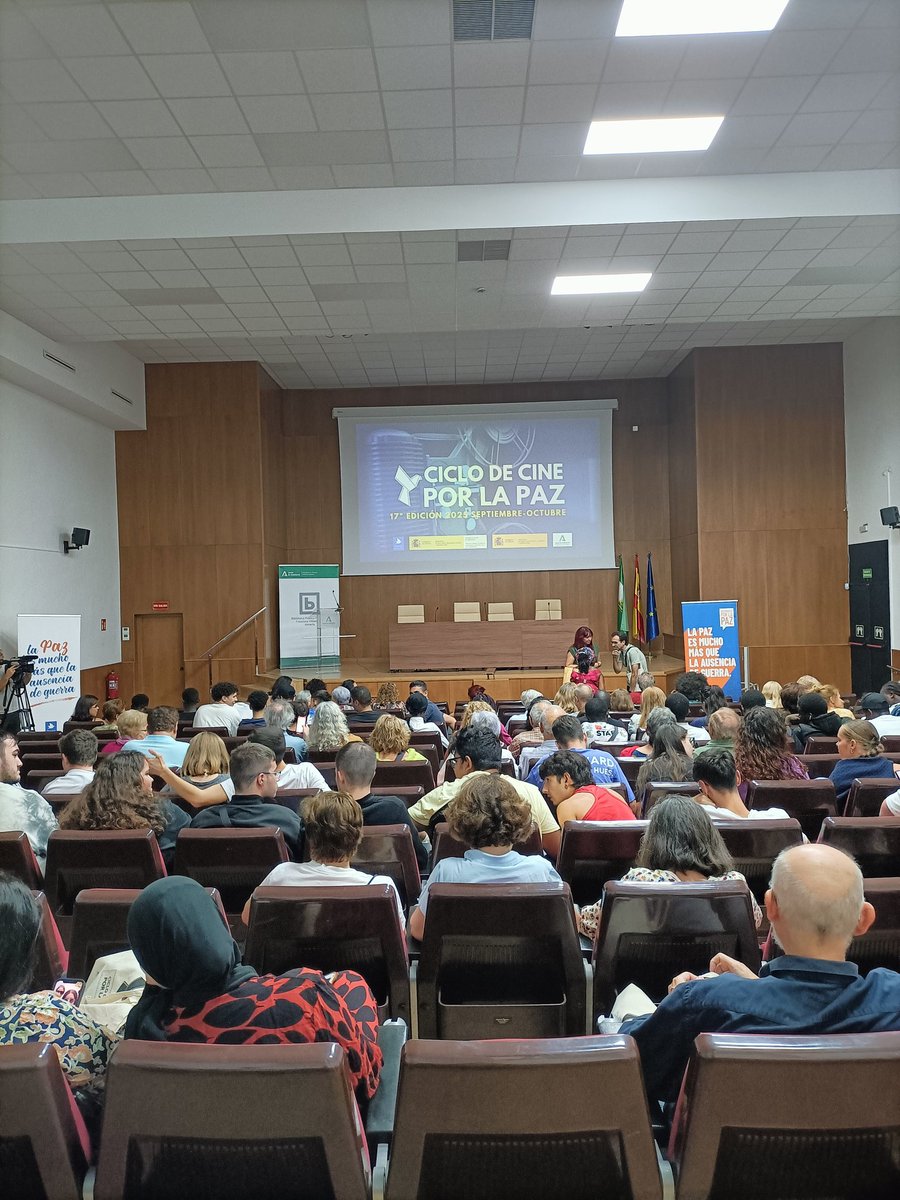 Estamos a punto de empezar, aún llegas a tiempo. Estamos en el salón de actos de la biblioteca Villaespesa
#ciclodecinexlaPaz
<a href="/MovimientoxlPaz/">Movimiento por la Paz - MPDL</a>