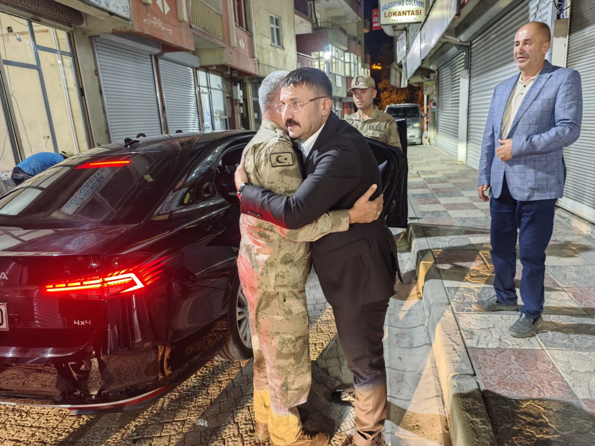 silehiasireti's tweet photo. Van Jandarma Asayiş Kolordu Komutanı Tümgeneral Sn.Ünsal BULUT paşamız
Sılehi Aşireti Liderimiz Sn.Mehmet Alayı ATLI'yı Hakkari merkezdeki evinde ziyaret ettiler
Paşamızın aşiret liderimizi evinde ziyaret etmesi tüm aşiretimizi onurlandırmıştır
Rabbim Devletimize Zeval Vermesin🇹🇷 https://t.co/FoQdcNjkVZ