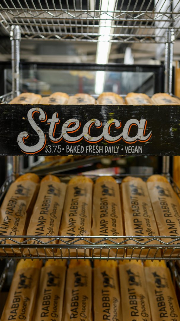 Discover_SC's tweet image. Chef Jeanne Koenigsberg’s Herb Your Enthusiasm blends local roast beef from Knockout Butchery with house-baked stecca bread and seasonal herbs. brnw.ch/21wWsqA 

#DiscoverSC #CertifiedSC