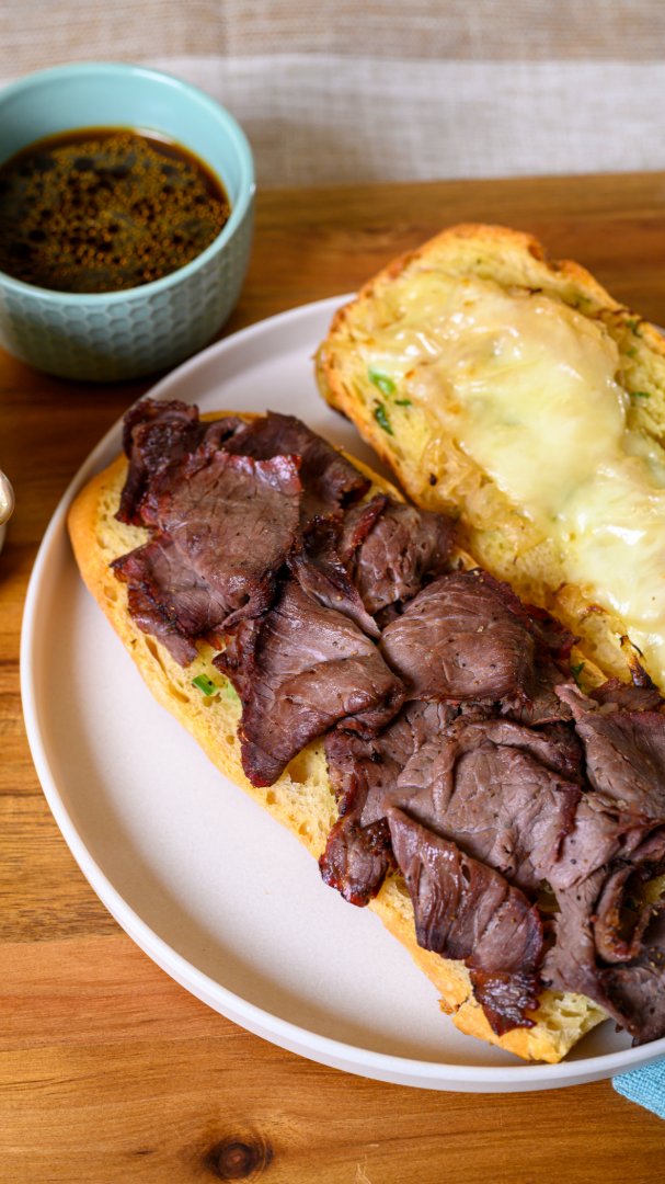 Discover_SC's tweet image. Chef Jeanne Koenigsberg’s Herb Your Enthusiasm blends local roast beef from Knockout Butchery with house-baked stecca bread and seasonal herbs. brnw.ch/21wWsqA 

#DiscoverSC #CertifiedSC