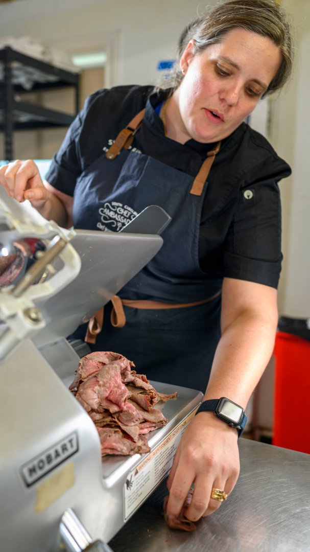 Discover_SC's tweet image. Chef Jeanne Koenigsberg’s Herb Your Enthusiasm blends local roast beef from Knockout Butchery with house-baked stecca bread and seasonal herbs. brnw.ch/21wWsqA 

#DiscoverSC #CertifiedSC