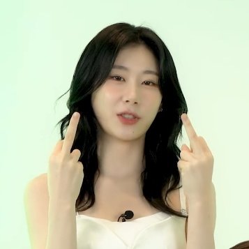 LCRuniverse's tweet photo. Chaeryeong memes are just evolving through years..... https://t.co/CO7r9tWfYP