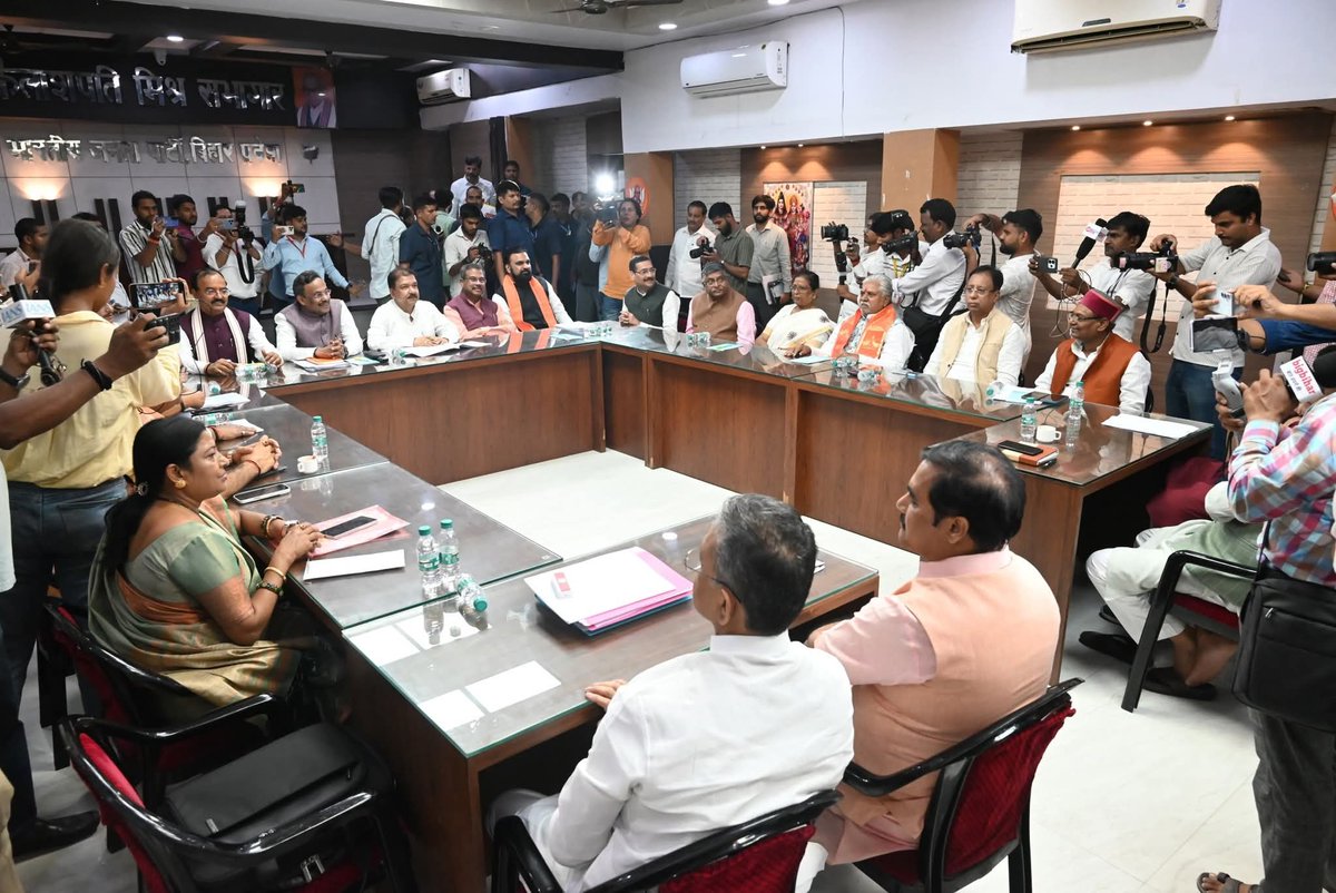 भाजपा प्रदेश कार्यालय में प्रदेश चुनाव समिति की बैठक चुनाव प्रभारी धर्मेंद्र प्रधान जी, सह प्रभारी केशव मौर्या जी की उपस्थिति में हुई, जिसमें सम्मिलित होकर चुनावी तैयारी, रणनीतियों के साथ उम्मीदवारों पर विस्तृत चर्चा में भाग लिया।
#BJP4IND #bjp4bihar #NDA4Bihar