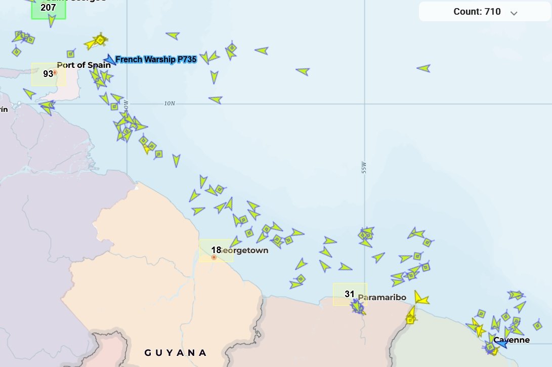 DelonArmand's tweet photo. Buque de guerra de Francia (ícono azul) en aguas cerca de Trinidad, supuestamente también hay dos buques de la Armada de Estados Unidos en "modo oscuro".

Nota: se puede ver la enorme cantidad de pesqueros de Venezuela (íconos verdes) desde el N de Isla de Margarita hasta Surinam https://t.co/hQEzcf4ND9