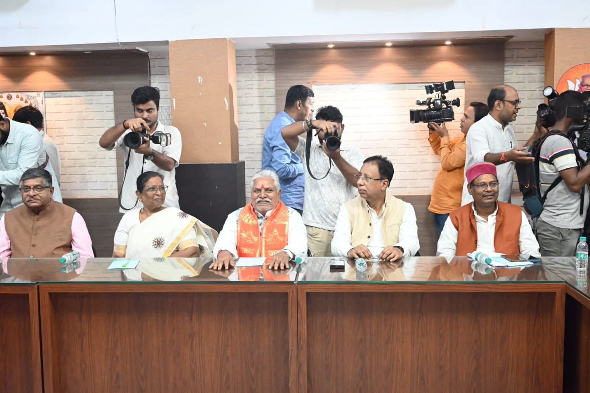 भाजपा प्रदेश कार्यालय में प्रदेश चुनाव समिति की बैठक चुनाव प्रभारी धर्मेंद्र प्रधान जी, सह प्रभारी केशव मौर्या जी की उपस्थिति में हुई, जिसमें सम्मिलित होकर चुनावी तैयारी, रणनीतियों के साथ उम्मीदवारों पर विस्तृत चर्चा में भाग लिया।
#BJP4IND #bjp4bihar #NDA4Bihar