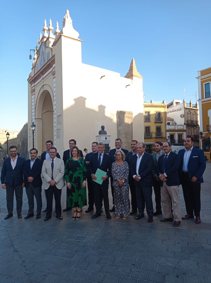 elllamadorcsr's tweet photo. La candidatura de Pedro García ha presentado esta tarde la documentación para las elecciones de la @Hdad_Macarena https://t.co/mUCKSl7cAE