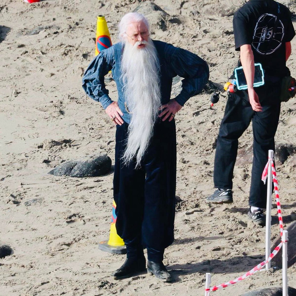 MixupTeam's tweet image. Wow... Checa el primer vistazo de #JohnLithgow como #AlbusDumbledore en la nueva serie de #HarryPotter. 😱😍