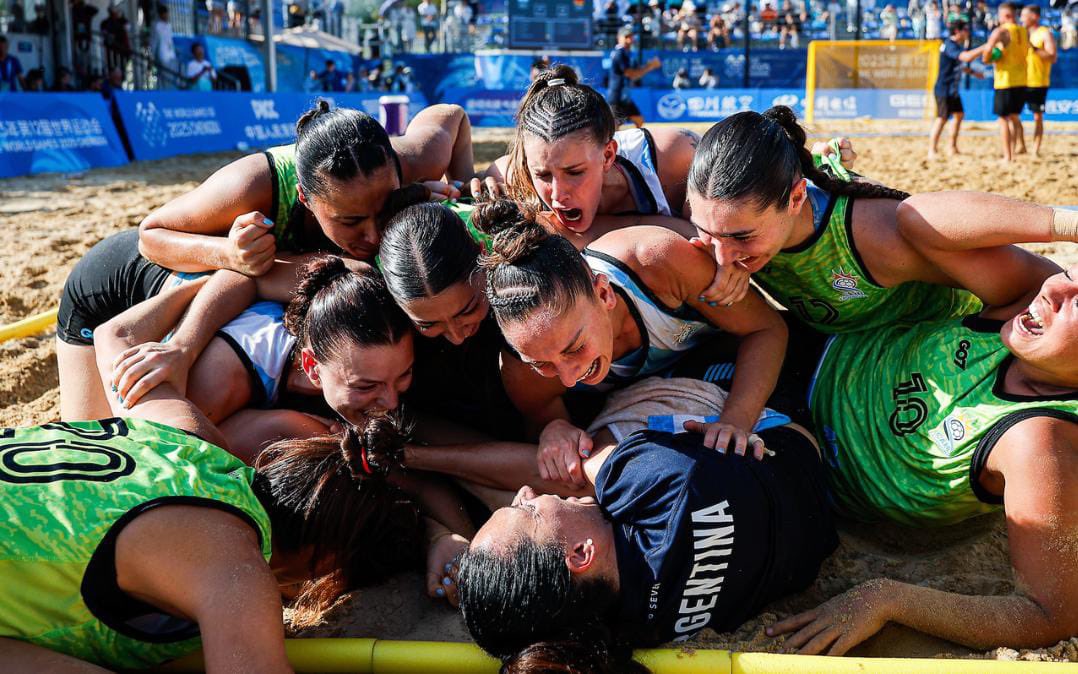 🇦🇷🏐 ¿Conocés a las Kamikazes?
 La Selección Femenina Argentina de Beach Handball escribió una de las páginas más lindas del deporte argentino en la arena.
Hoy te cuento su historia 👇🧵