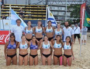 Todo comenzó a fines de los 2000, cuando un grupo de jugadoras decidió apostar por una disciplina poco conocida en Argentina: el beach handball. 🌊
 La arena, el sol y la garra se transformaron en su marca registrada. ☀️🔥
