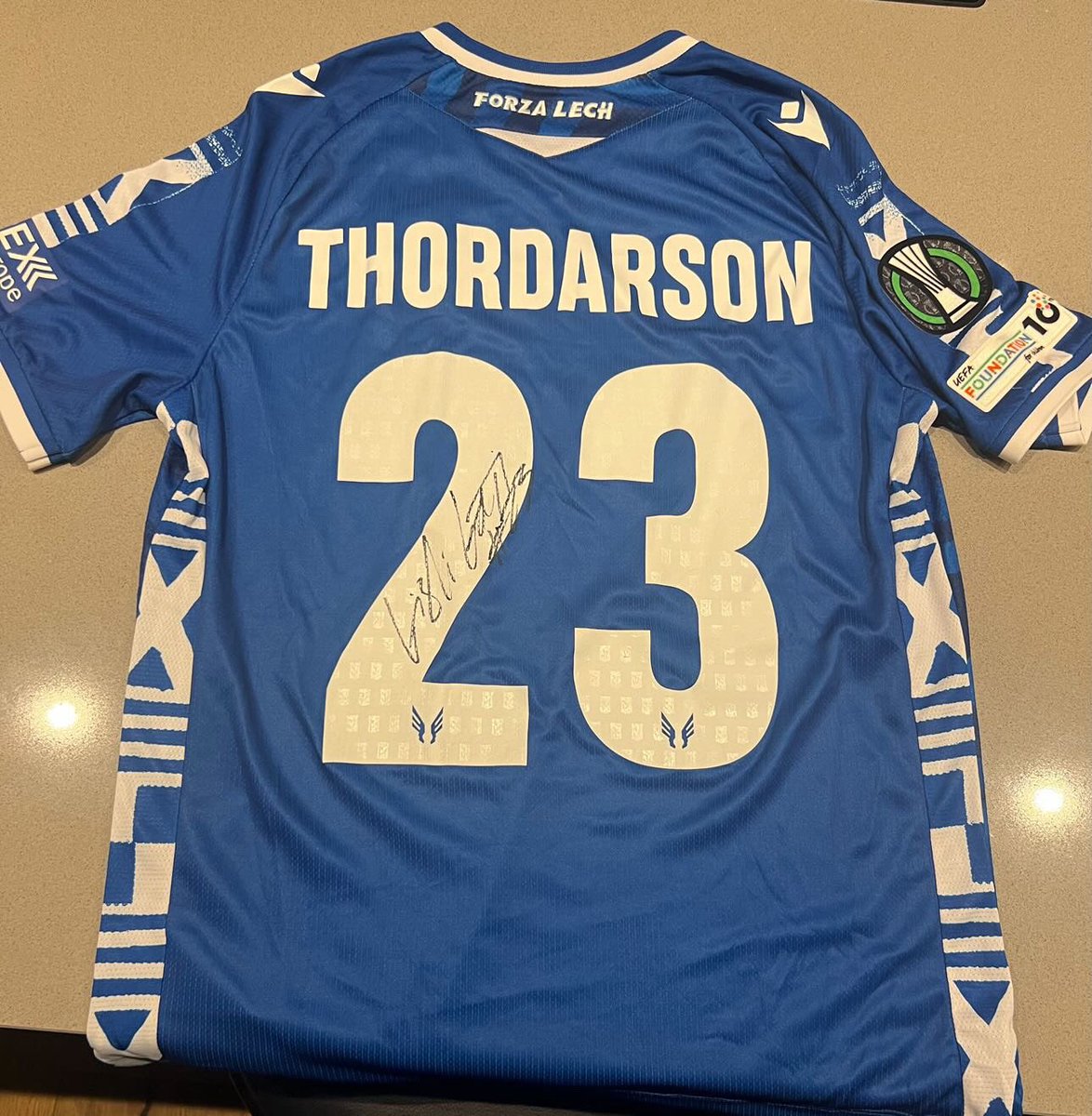 OrriRafn's tweet photo. Gísli Gottskálk Þórðarson - Lech Poznan🇵🇱

Næsta treyja sem við gefum er árituð Conference League treyja frá Póllandi🇵🇱.

Veist þú um einstakling sem hefur gengið í gegnum erfiða tíma, glímir við fötlun/veikindi, hversdagshetju?

👉 Settu nafn �� komment eða sendu mér skilaboð.

——————————————————-
Það má endilega deila þessum status til að hann nái til sem flestra og hjálpa okkur að finna og gleðja flotta einstaklinga. 
Við munum halda áfram að gefa áritaðar treyjur í þessu í verkefni næstu vikur og mánuði og geymi ég og fer yfir allar tilnefningar sem koma inn og vel svo einstaklinga til að gleðja í samráði með leikmönnum.