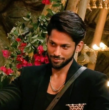 Im_AYAANBB13_'s tweet photo. It’s Clear @BiggBoss Has An issue With #BaseerAli 

Every Fun Moment Every Serious Talk with Amaal others Gets chopped off

Same old pattern of pushing Favourites &amp; Sidelining the Real ones

But no matter how much You edit him out, You Can’t edit out the audience love 👏🏻
#BB19 https://t.co/gJZdIk9bbz