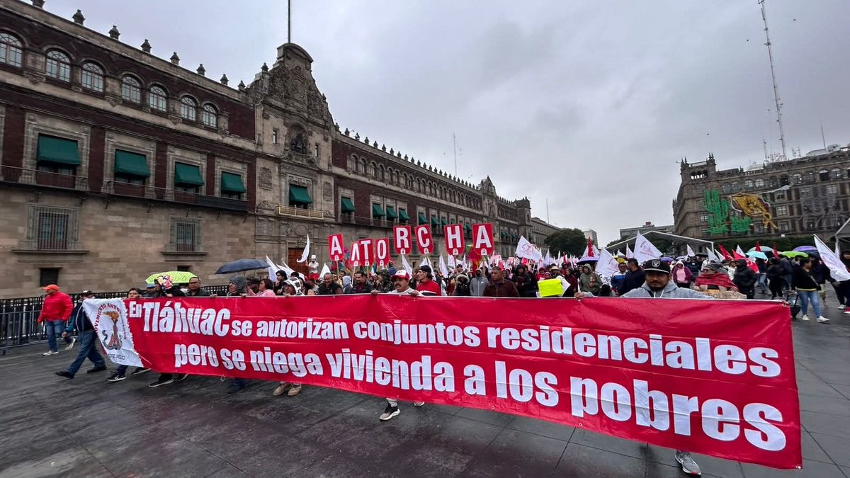 Frente a Palacio Nacional, exigimos respuestas, no excusas. 
#BereniceNiegaVivienda