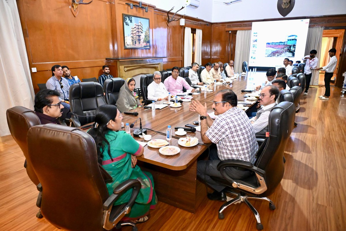 आज इंदौर में पश्चिम रेलवे अधिकारियों के साथ निमाड़–मालवा क्षेत्र की नई रेलवे परियोजनाओं की प्रगति की समीक्षा की।
आलीराजपुर–खंडवा एवं इंदौर–मनमाड़ रेल लाइनें क्षेत्र को विकास की नई दिशा देंगी। 🚆 #RailwayDevelopment #ViksitBharat