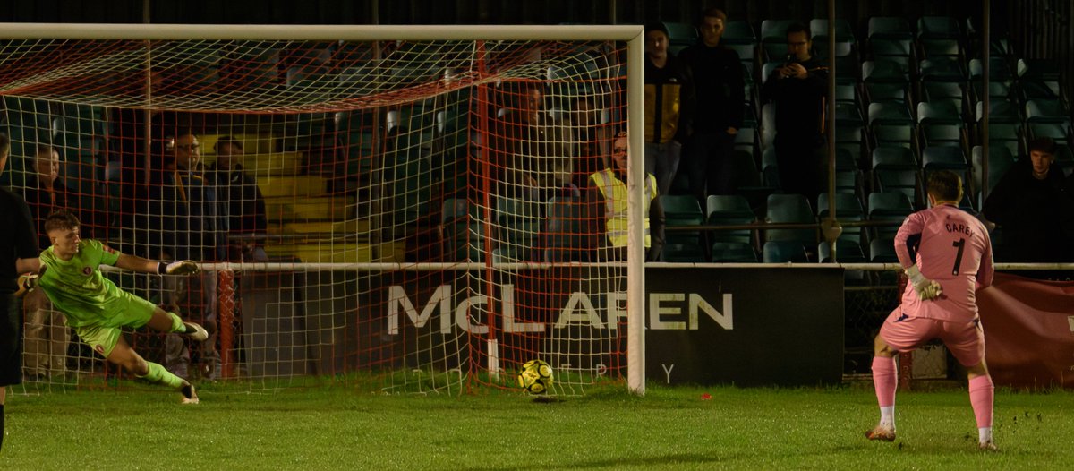 Whitehawk 1 Horsham 1
(Horsham won 6-5 on pens)

Louis Carey with the decisive save and penalty kick

Pics from last night's match:
flickr.com/photos/agschof…

#COYH