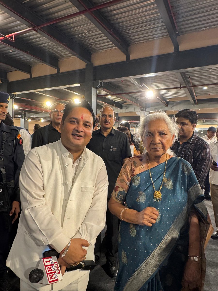 AkshanshAryan's tweet photo. उत्तरप्रदेश महामहिम राज्यपाल आनंदीबेन पटेल जी का आशीर्वाद और सानिध्य प्राप्त हुआ
 #jaymatadi🚩#harharmahadev🚩
@narendramodi @anandibenpatel
@myogiadityanath @adgpi @NewsrealindiaN
#NRIभारत #akshanshchaturvedi #aryanjayraj #अक्षांश_चतुर्वेदी_संपादक 
 #vfypviral  @BJP4India https://t.co/wT1wJBPPuo