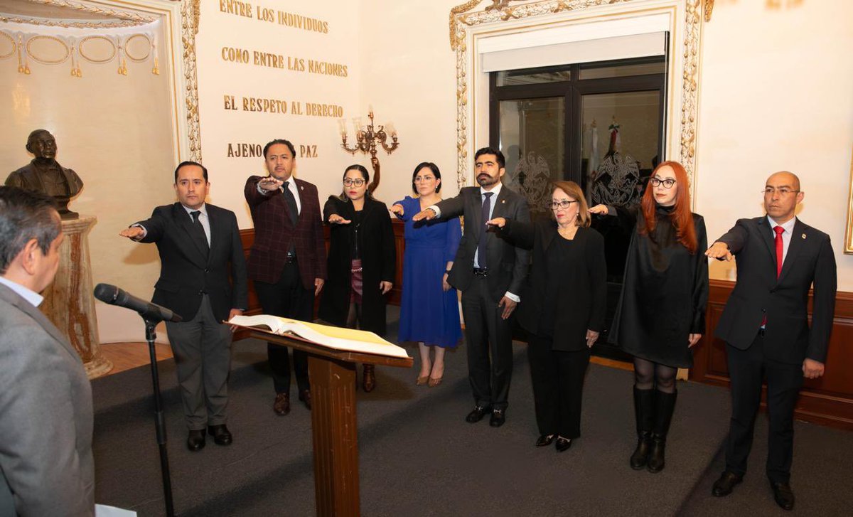 mgdohector's tweet photo. Tomé protesta a la Doctora  Cristel Yunuen Pozas Serrano @CristelYunuen, como Secretaria de Acuerdos del Pleno del Tribunal Superior de Justicia del @PJEdomex; a los doctores Raúl Carrillo del Muro, como Secretario Particular y Héctor Virgilio Esaú Jaramillo @HectorEsau63810, Secretario Técnico.

Al Maestro Marco Octavio Flores Romero, como Secretario Particular Adjunto; a las Maestras Sarai Aydee Ramírez García @AydeeSarai60645, Directora de los Centros de Convivencia Familiar Cecofam y para la Dirección Igualdad y Derechos Humanos, a Laura Carolina Noriega Arce. 

A la Licenciada Margarita Neyra González @Mneyrag, como Directora General de Comunicación Social, y al Licenciado José Alberto Castillo Ramos, como Coordinador de Logística. 

Los exhorté a cumplir con sensibilidad y compromiso el encargo encomendado, para que trabajando en equipo logremos avances por una justicia transparente, cercana y eficiente, en beneficio de las y los mexiquenses.

#JusticiaCercana