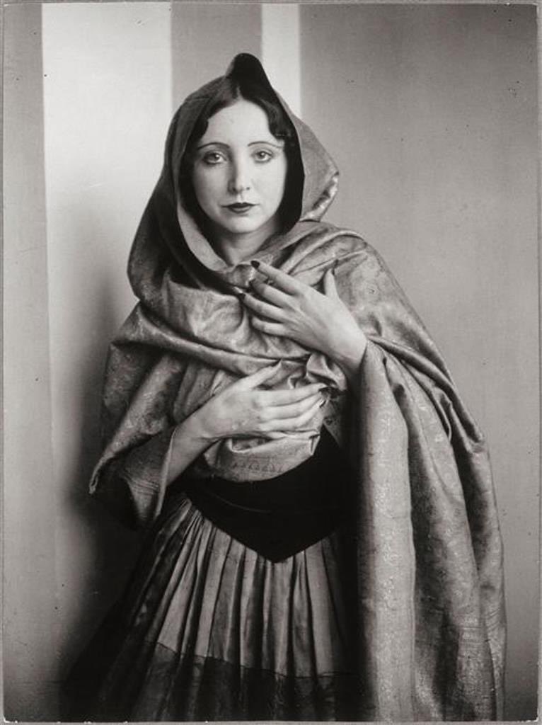 Ttalindeyzac's tweet photo. “I will always be the virgin-prostitute, the perverse angel, the two-faced sinister and saintly woman.” Anaïs Nin

‘Anaïs Nin drapée dans un châle’,
Brassaï, 1932 https://t.co/O8yH5ejnoU