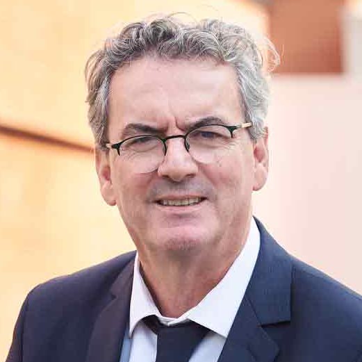 🔴Clientélisme et HLM : les dérives du maire PS de Pantin (93)

Bertrand KERN avait promis de quitter la vie politique en 2020, mais veut se représenter en 2026. Pour forcer sa candidature, il a tenté de gonfler artificiellement les adhésions locales du PS, en faisant inscrire