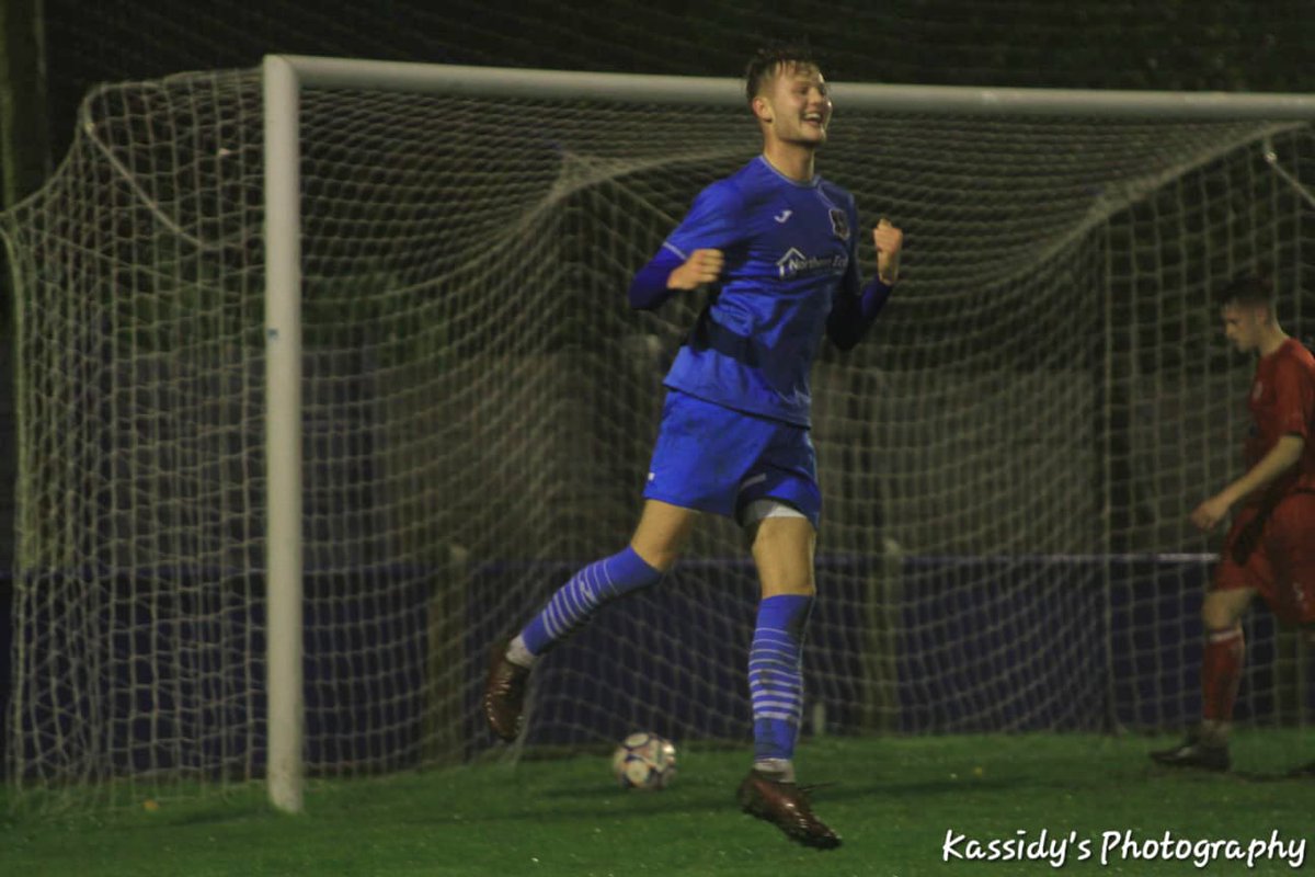shotsbykassidy's tweet photo. 4 from @Padiham_FC vs @LongridgeTownFC in the @nwcfl.
📸: Canon EOS 7D. | #UpTheRidge #UpTheStorks https://t.co/SbPY9YSKJF