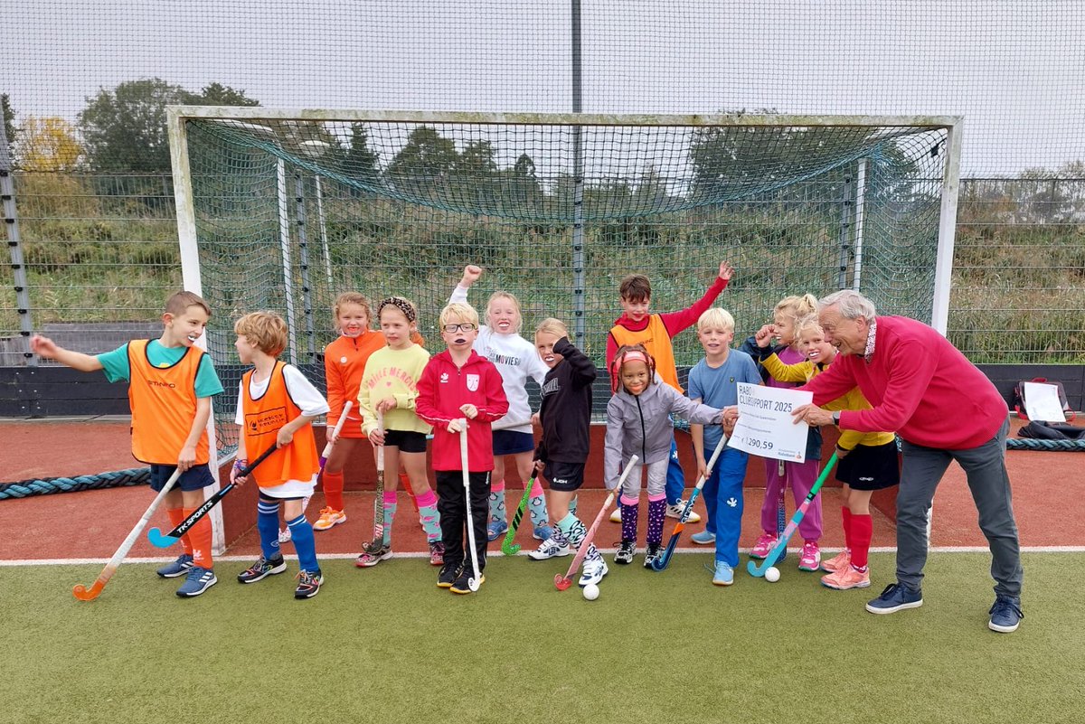 Het nieuwe clubhuis van de Hockeyclub Spaarndam is bijna klaar. Met onze cheque helpen we aan de inrichting.
#raboclubsupportMRA #decooperatieverabobank #Spaarndam