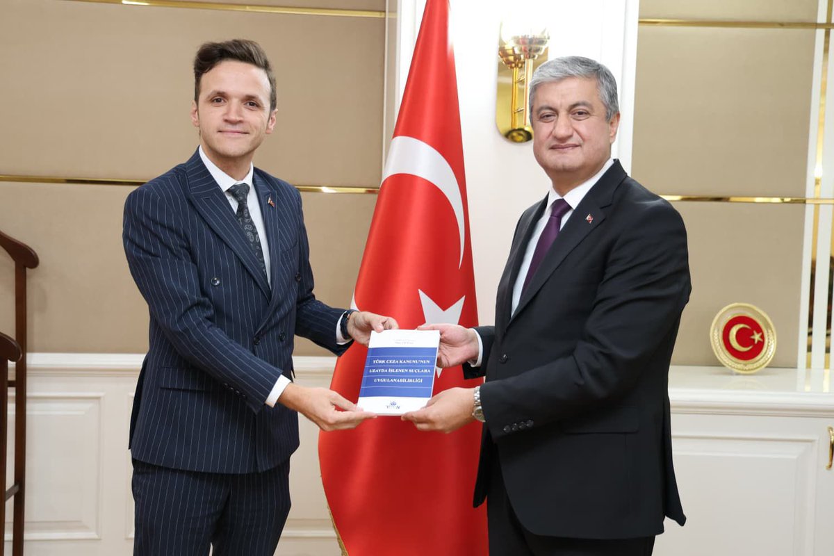 Valimiz Sayın Mustafa Yavuz (<a href="/valiyavuz/">Mustafa Yavuz</a>), Karabük Cumhuriyet Savcısı Oğuz Yılmaz’ı Makamında Kabul Etti

Valimiz Sayın Mustafa Yavuz (<a href="/valiyavuz/">Mustafa Yavuz</a>), Karabük Cumhuriyet Savcısı Oğuz Yılmaz’ı makamında kabul etti. Görüşmede Savcı Oğuz Yılmaz, kaleme aldığı “Türk Ceza Kanununun Uzayda