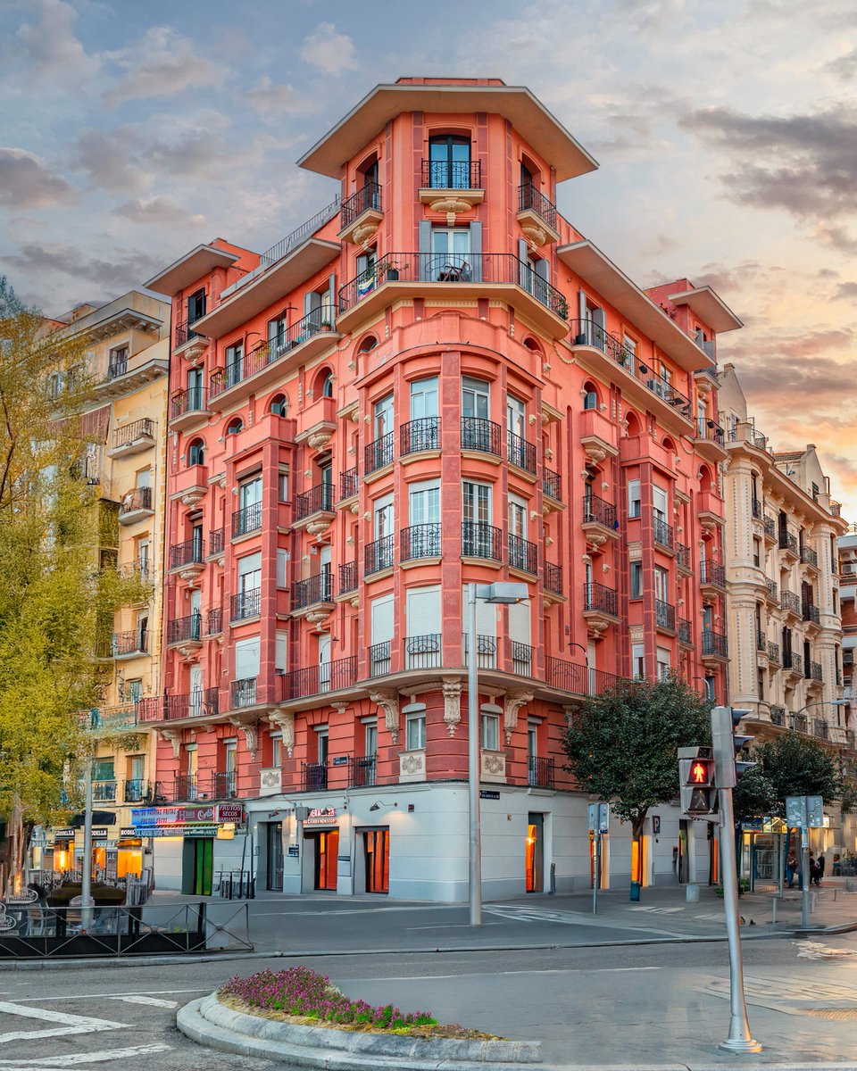 La Plaza de Manuel Becerra conecta algunos de los barrios más característicos de Madrid, como Salamanca, Fuente del Berro y Ventas. Un lugar ideal para hacer una pausa antes de adentrarte a explorar cualquiera de ellos. 

#Madrid #VisitMadrid #Barrios