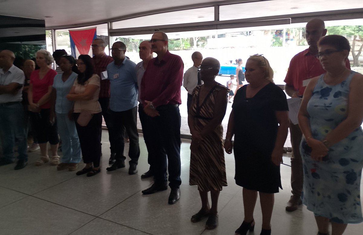 MINSAPCuba's tweet image. 🇨🇺Con la presencia del @DrReinol, los trabajadores del @MINSAPCuba rendimos homenaje al Guerrillero Heroico en el 58 aniversario de su desaparición física.

⚕️Inspirados en su legado de humanismo, ética y compromiso defendemos la salud y la vida en Cuba y el mundo.
#CubaPorLaVida