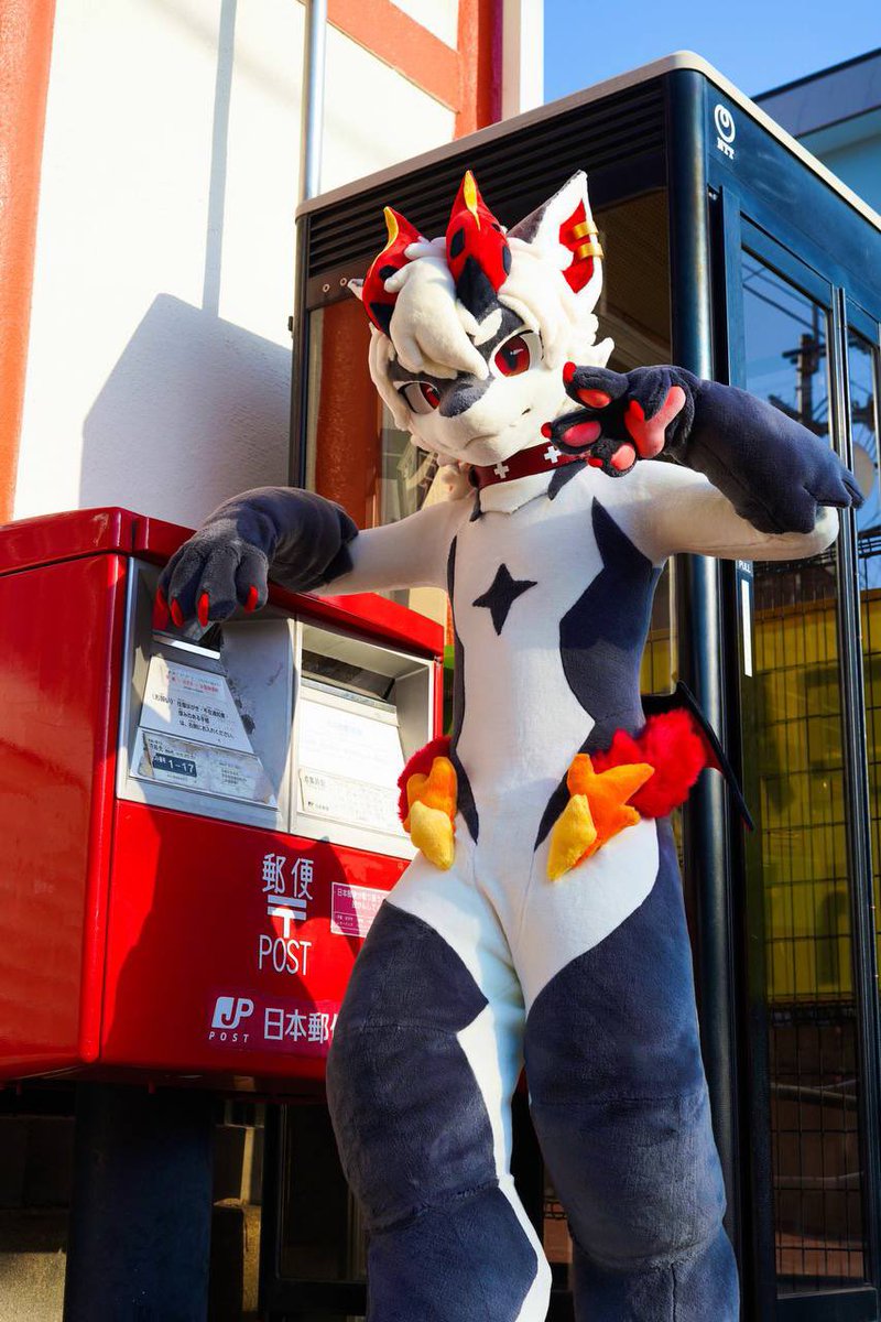 Ok, so this question is for my smart makers out there :)) 

What type of fur is used to make this suit?

Also, I have no idea who the suiter is in this photo- but they are incredibly cute!