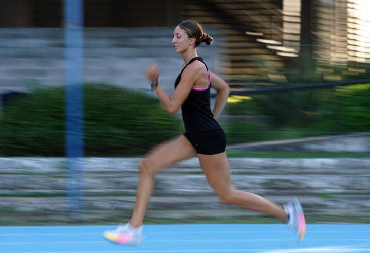 Helen comenzó en el atletismo en 2017 por un profesor de colegio. Primero probó suerte en el salto en largo, pero fue en 2018, en las vallas, donde sus entrenadoras vieron su potencial. Rápidamente se enganchó, dejando de lado otros deportes como el hockey y la gimnasia.🤸