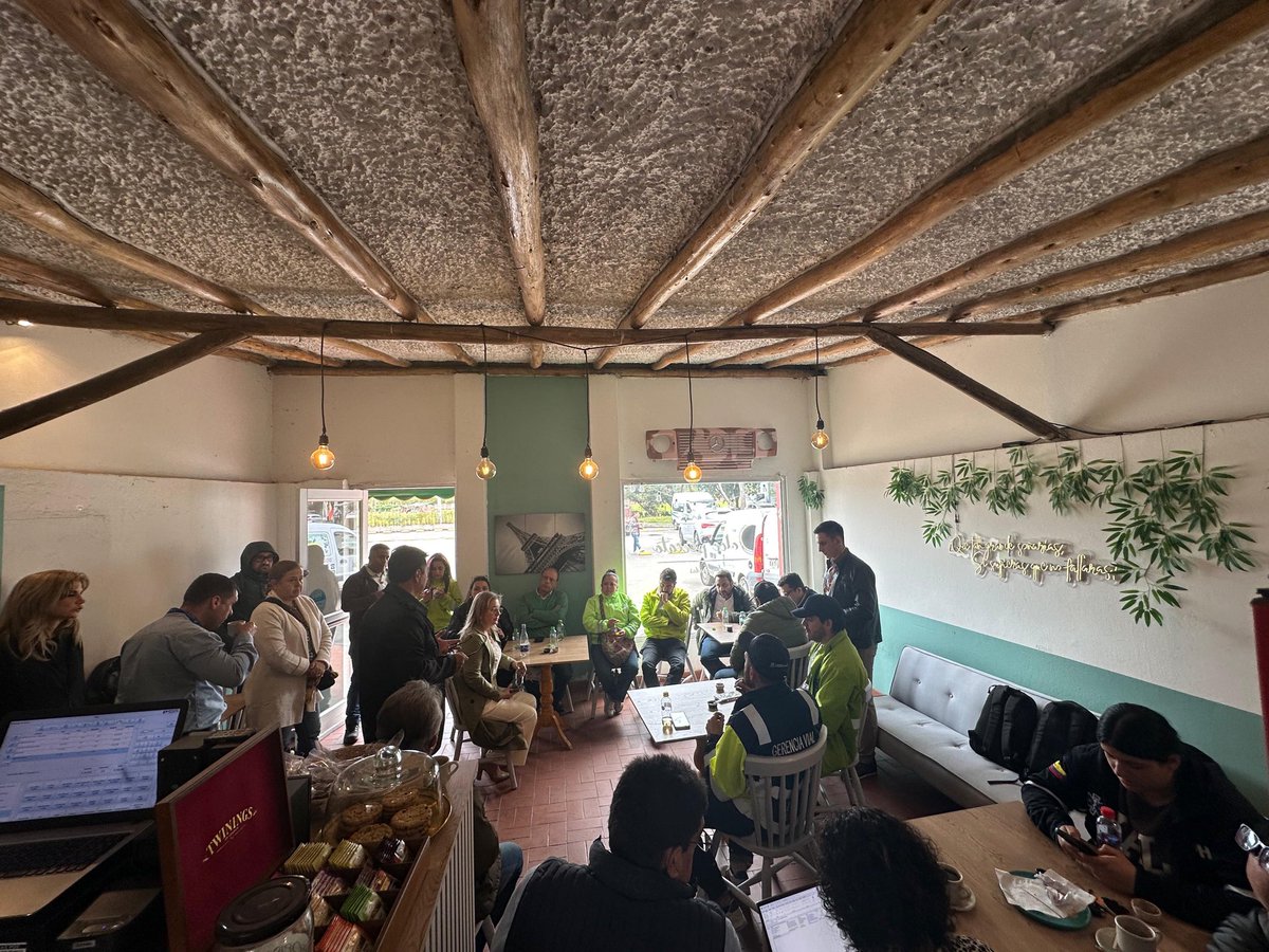 Hoy participamos en una reunión con Movilidad, Subdirección de Transporte Privado, Gerencia de Movilidad Norte y el Aeropuerto Guaymaral, en busca de soluciones a las restricciones actuales en los accesos por la vía Guaymaral.
Comprometidos con mejorar la movilidad para todos.