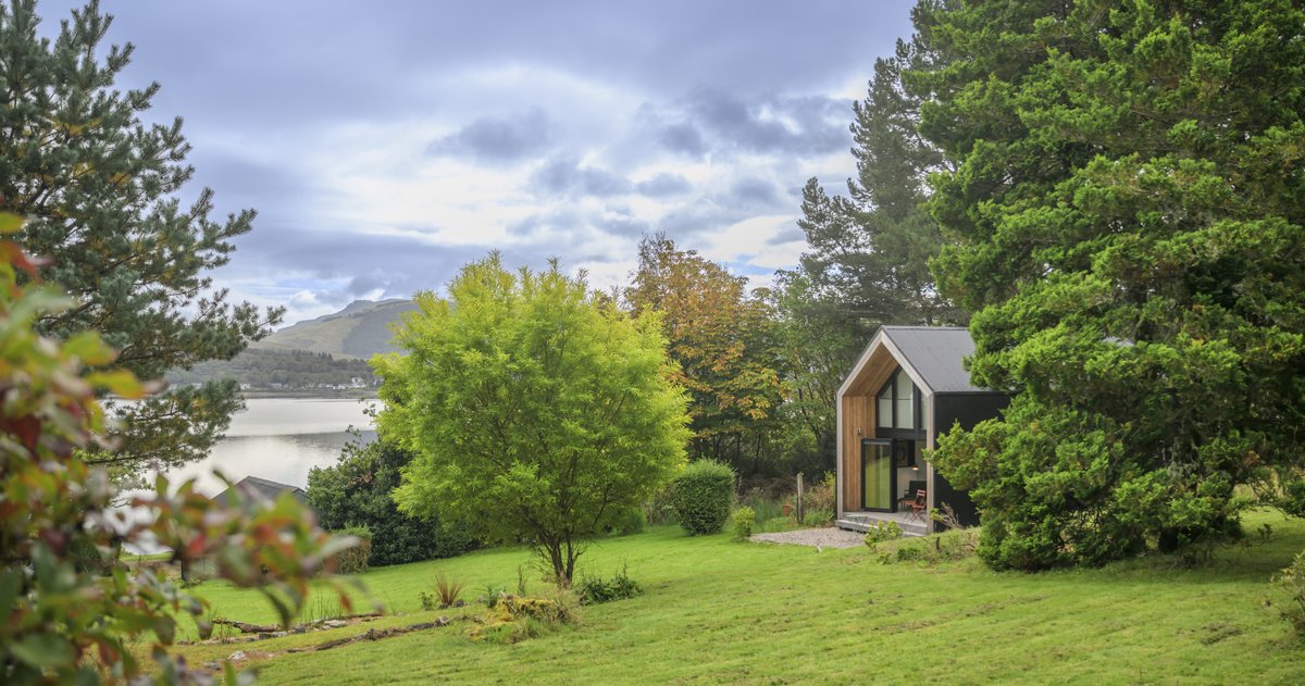JMLGardenRooms's tweet photo. The perfect location for this bespoke #Bothy with multi-purpose games room, over spill bedrooms and office space for when the family gathers at the loch. #JMLBothy #familytime #glamping #outdoorliving https://t.co/zg6HRGBH37