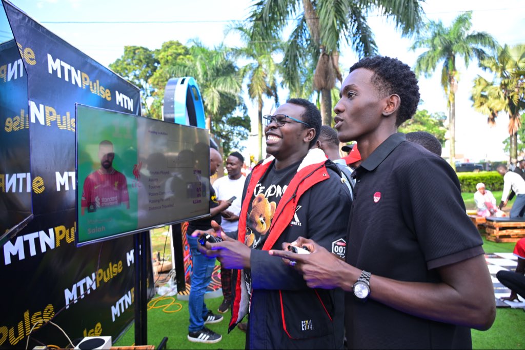 mtnug's tweet photo. Still About Mbale City: Our leadership team pulled up at IUIU (Islamic University In Uganda) and vibed with the Pulsers 😎 #MTNPulse 

We cut cake, played games &amp; gave out lots of FREEBIES…pure vibes all through!

#CustomerAppreciationWeek #TogetherWeAreUnstoppable https://t.co/HPaUnbpbIG