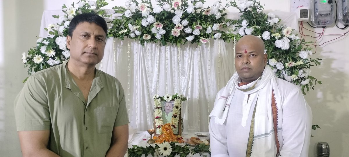 एन.एस.यू.आई के अनिकेत राज के पूज्य पिताजी के श्राद्धकर्म में शामिल होकर उन्हें श्रद्धांजलि दी।