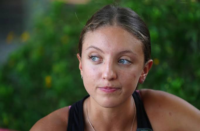 🧠 Helen se define a sí misma "una atleta antes que nada". Reconoce que, si bien el entrenamiento físico es clave, ha mejorado enormemente en lo mental. Superó incluso los obstáculos de la pandemia, entrenando con "vallitas de madera" en su casa, demostrando un compromiso total.