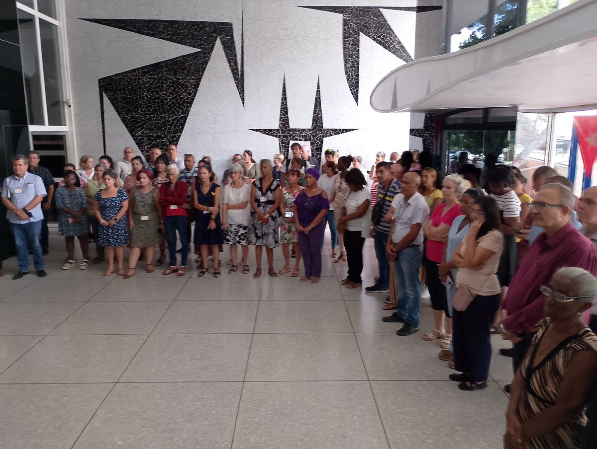 MINSAPCuba's tweet image. 🇨🇺Con la presencia del @DrReinol, los trabajadores del @MINSAPCuba rendimos homenaje al Guerrillero Heroico en el 58 aniversario de su desaparición física.

⚕️Inspirados en su legado de humanismo, ética y compromiso defendemos la salud y la vida en Cuba y el mundo.
#CubaPorLaVida