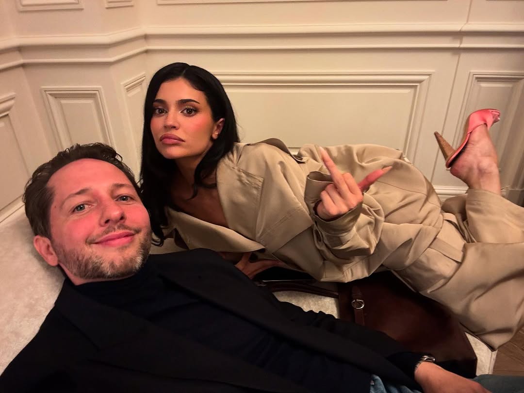 accesskardash's tweet image. Kendall e Kylie Jenner através de uma publicação no Instagram de Derek Blasberg, durante a #PFW2025. 🤍✨