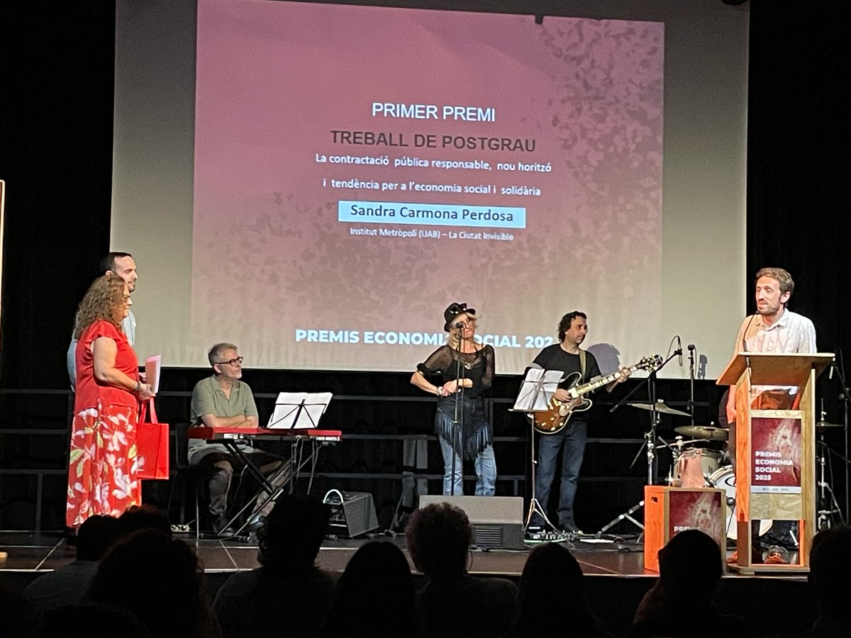 rocagales's tweet photo. El 1r premi al millor Treball de Final de Postgrau #TP és per Sandra Carmona de l’Institut Metròpoli (UAB) de la @UABBarcelona i @ciutatinvisible tot i que l'han recollit els seus companys de feina
👉Sobre la contractació pública responsable: nou horitzó i tendència per a l’ESS https://t.co/6VrXbfPcTa