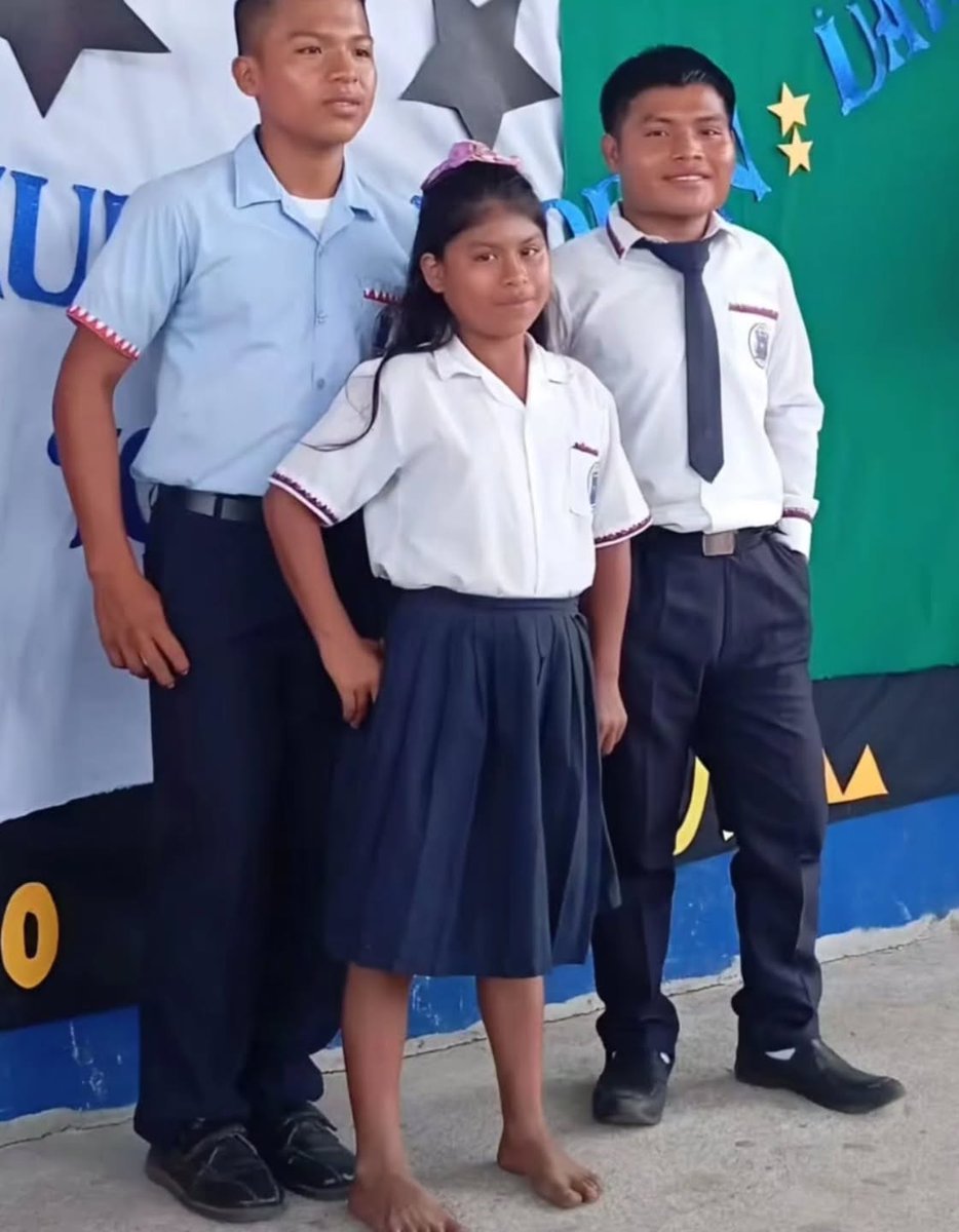 🇵🇦Estos son los tres ganadores del concurso de oratoria los cuales representaron con mucho orgullo la Comarca Ngabe-Bugle.
- Una imagen que dice más de mil palabras, un País que se llena la boca hablando de desarrollo y millones en inversiones y ver a esta niña descalza.