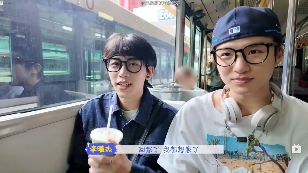 LY_LEADER_CIIU's tweet image. ไม่มีวันไหนไม่คิดถึงพวกเธอ 🐶🐱

#lixijie #luoyan #ciiu 
#jyp #jypchina