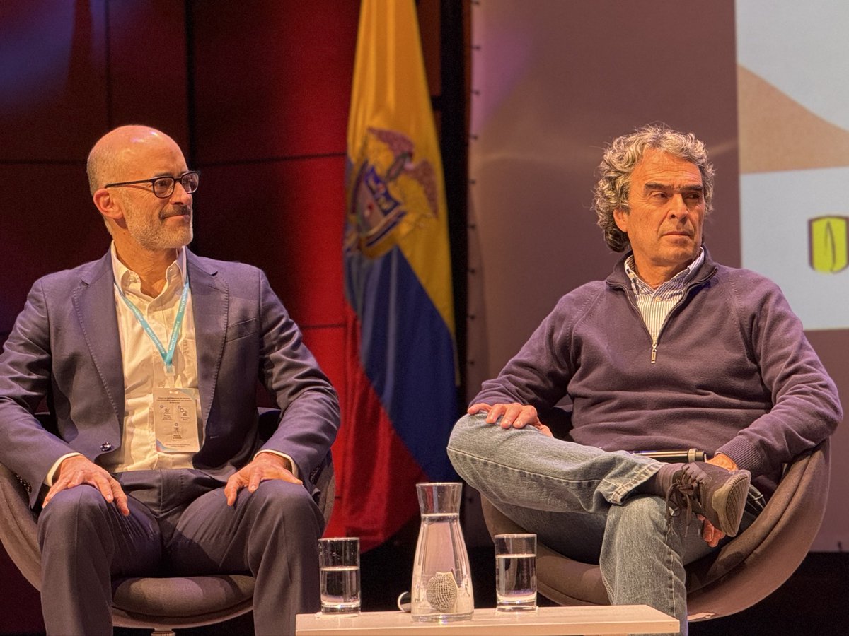 sergio_fajardo's tweet photo. ¡Hoy estuvimos en un panel sobre seguridad con líderes de toda Latinoamérica!

Discutimos sobre los retos de la seguridad ciudadana, como se ven los problemas globales desde la perspectiva local y compartí mi experiencia en Medellín implementando la política de seguridad que redujo los homicidios, hurtos, extorsión y lesiones personales.

Un gusto conversar con @cn_castro, alcalde de de Renca (Chile), @miguelbtrevino, director de la Escuela de Gobierno del TEC de Monterrey y exalcalde de San Pedro Garza García (México), y @Oscarparrat, Coordinador del Observatorio de Seguridad de la Secretaría de Seguridad y Justicia de la Alcaldía de Cali.

Gracias a @Uniandes, @TecdeMonterrey y @ucatolica por el espacio. Vamos #Adelante.